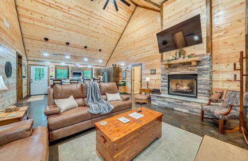 Broken Bow House | Near Choctaw Casino Broken Bow Cabin with Hot Tub!