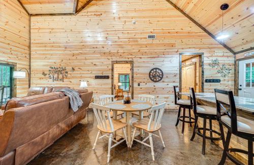 Broken Bow House | Near Choctaw Casino Broken Bow Cabin with Hot Tub!