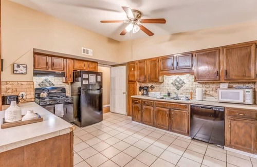 Whitehaven House | Near Dining, Shopping, Parks! McCorkle Maison