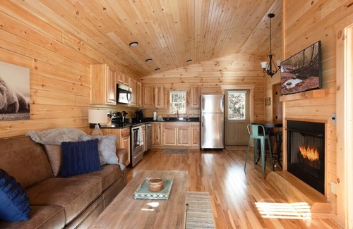 Gatlinburg Cabin | Near Downtown Gatlinburg/Hot Tub/Newly Built Cabin