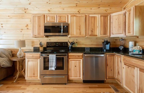 Gatlinburg Cabin | Near Downtown Gatlinburg/Hot Tub/Newly Built Cabin