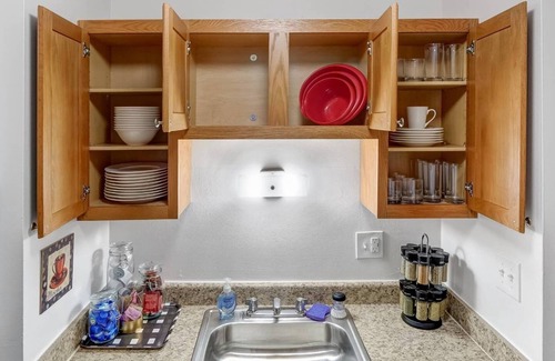 Wauwatosa Apartment | Near Froedtert, King Bed, Fast WiFi, Underground Parking