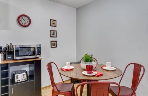 Wauwatosa Apartment | Near Froedtert, King Bed, Fast WiFi, Underground Parking