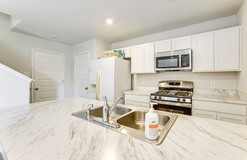 New Caney House | Near Hiking & Fishing: Airy Retreat in Cleveland!
