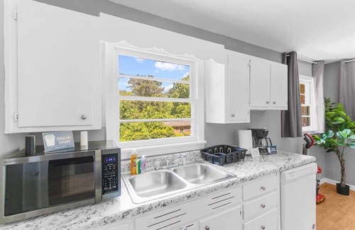 New Castle House | Near Hospital & Dining- Beds on Broadmoor - Unit A