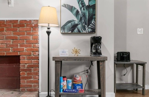 New Castle Apartment | Near Hospital & Dining- Beds on Broadmoor - Unit B