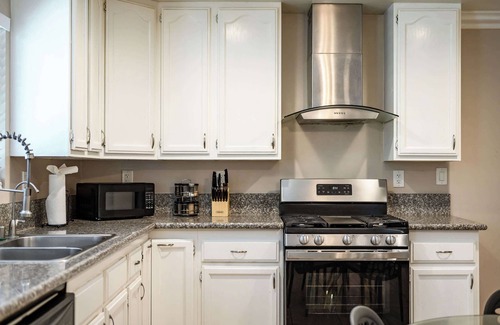 Westmont House | Near ONT Modern Family Home w Full Amenities