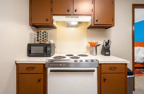 Pineville Apartment | Near P&G | Cleco | 55" 4K TV| King 🛏 | PetsOK🐈
