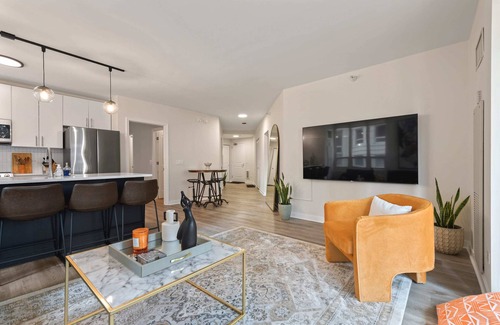 Rush and Division Apartment | Near Riverwalk: 2BR, Private Balcony, Downtown