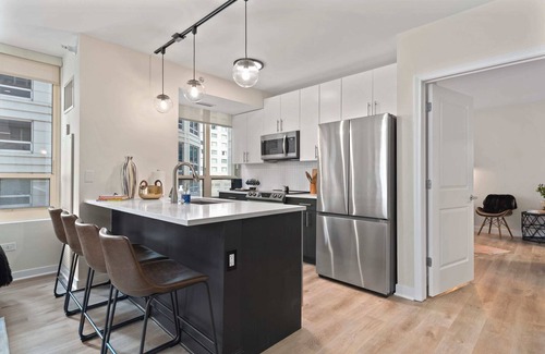 Rush and Division Apartment | Near Riverwalk: 2BR, Private Balcony, Downtown