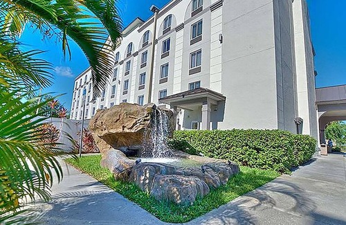 Orlando House | Near SeaWorld | Relaxing Couple Room with Outdoor Pool Access