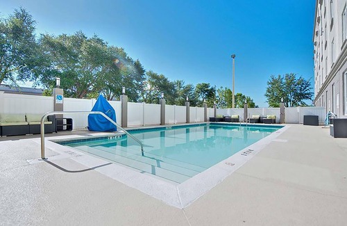 Orlando House | Near SeaWorld | Relaxing Couple Room with Outdoor Pool Access