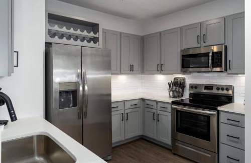 Crestline Heights Apartment | Near Shops Restaurants & Grandview Med Ctr