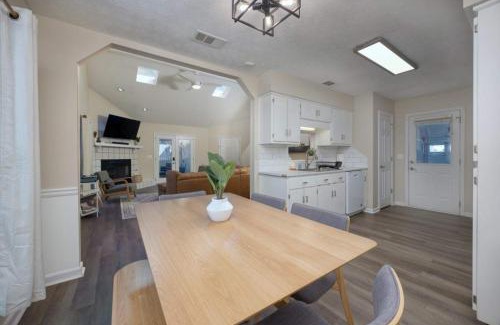 Fortson House | Near the Hospital and Dining - Sunrise Knoll Stay