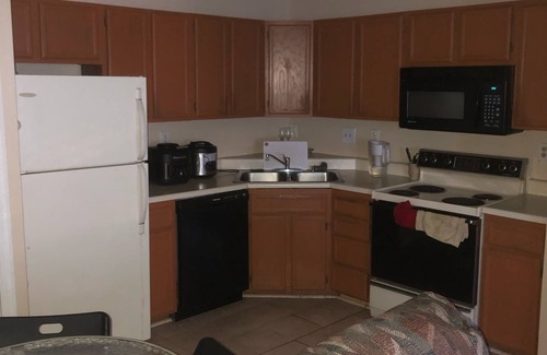 Overland House | Near to Airport & Free Parking