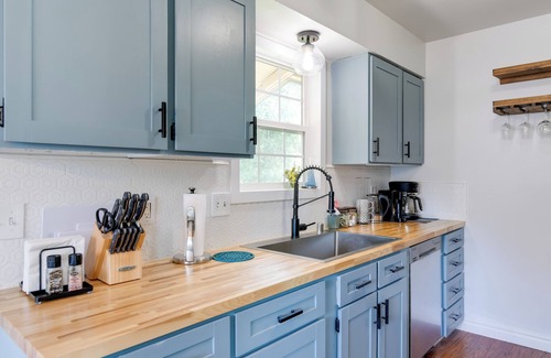 Scenic Foothills Apartment | Near Trails & Town: Anchorage Apt w/Shared Yard