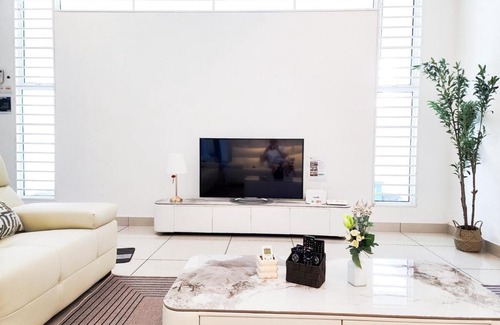 Johor Bahru House | Near Tuas, Stadium, Legoland - Stylish Homestay in Iskandar Puteri - 21pax by Cowidea