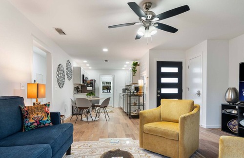 Brentwood Apartment | Near UT, Dining, Bars│Dog-Friendly in Brentwood w/Parking│Just Remodeled!
