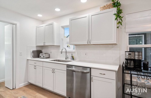 Brentwood Apartment | Near UT, Dining, Bars│Dog-Friendly in Brentwood w/Parking│Just Remodeled!
