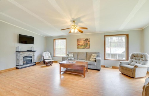 Albion House | Near Waterville Cozy Midcoast Vacation Rental!
