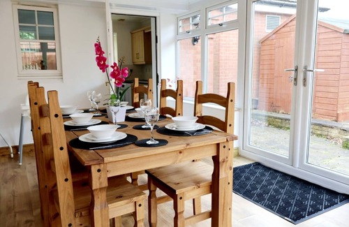Marston Green House | NEC | BHX | HS2 | 4 Bedroom House | 3 Bathrooms | Free Parking | Pet Friendly