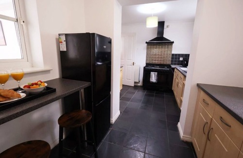 Marston Green House | NEC | BHX | HS2 | 4 Bedroom House | 3 Bathrooms | Free Parking | Pet Friendly
