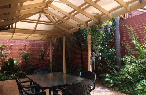 Nedlands House | Nedlands Villa - near Kings Park, UWA, Hospitals, Blue Boat House