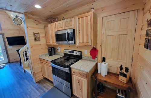 Whittier Cabin | Need a Romantic Getawy? Hot Tub DogFriendly/Close to Hiking, tubing & Casino