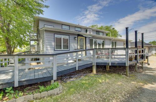 Neenah House | Neenah Home with Deck Near Lake Winnebago