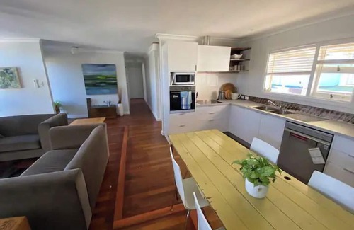 Mira Mar House | Nelson Cottage - relaxed retro, modern & original