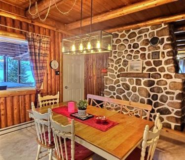 Riviere-Rouge Ski Chalet | Nelson Log Cabin in Rivière-Rouge