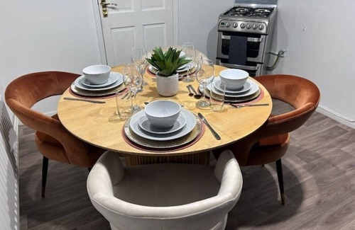 Little Hulton House | nEntire 3Bed in Greater Manchester| Fast Wi-Fi, Garden & Free Parking.