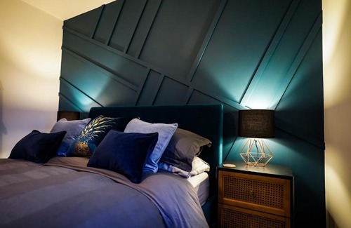 Peterborough Apartment | Neon Road at Park House Peterborough City Centre Apartment
