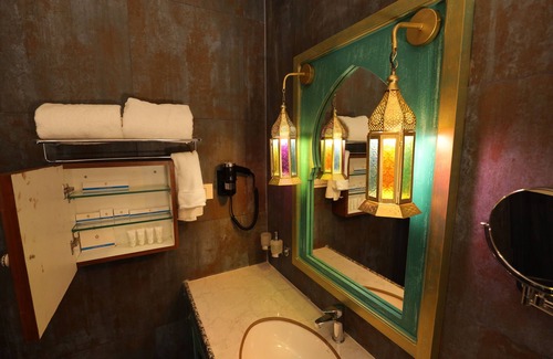 Petlad Hotel | Neonz Resort & Club