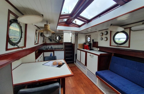 Boornzwaag Boat Rental | Nescio - Unique overnight stay on the water