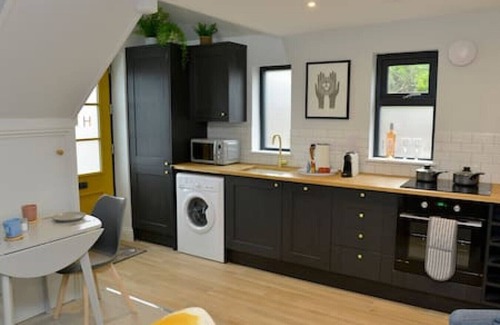 Huntingdon House | Nest House, Free Parking Super cosy one bedroom