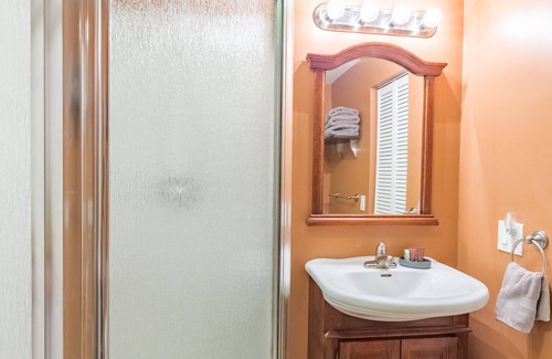 Olcott Cottage | Nestled alongside the Marina is a pristine and private cottage