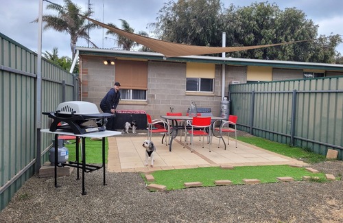 Brownlow Ki Apartment | Nestled behind the low hanging branches is this cute and cozy one bedroom unit