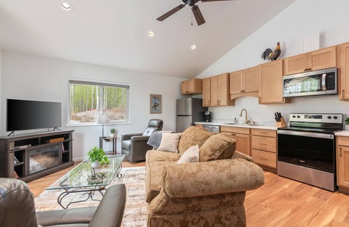 Meadow Lakes House | Nestled Between Two Lakes Relaxing 2-bed house w/Wi-Fi in charming Meadow Lakes