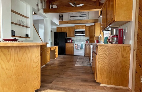 Grand Rapids House | Nestled in the Whistling Pines Charming 2-bedroom home sleeps 6 in Grand Rapids!