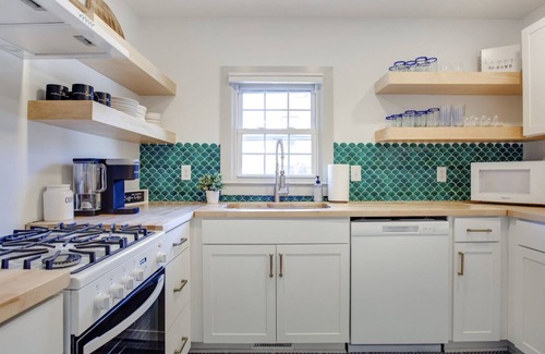 Downtown House | Nestled on New Bern - Oakwood Bungalow in Downtown Raleigh