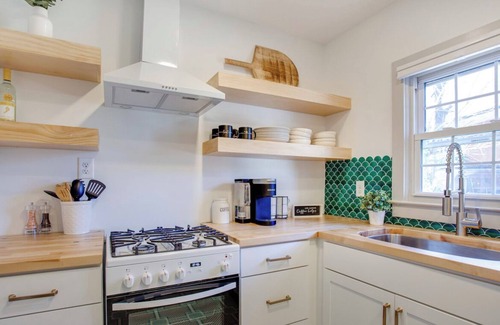 Downtown House | Nestled on New Bern - Oakwood Bungalow in Downtown Raleigh