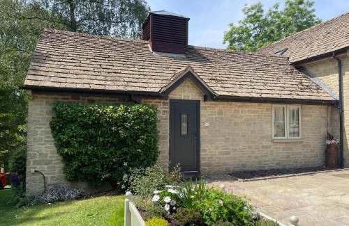 Coberley House | Nethercote Cottage, Kingsize bed, Seven Springs Cottages