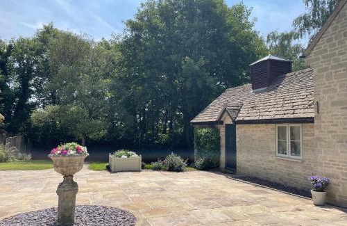 Coberley House | Nethercote Cottage, Kingsize bed, Seven Springs Cottages