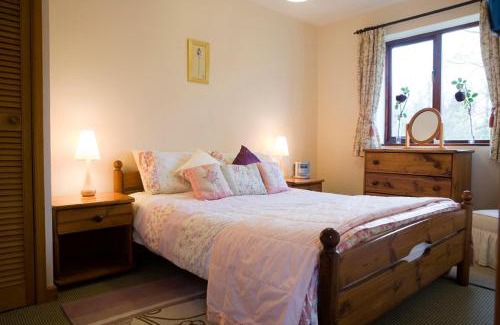 Coberley House | Nethercote Cottage, Kingsize bed, Seven Springs Cottages
