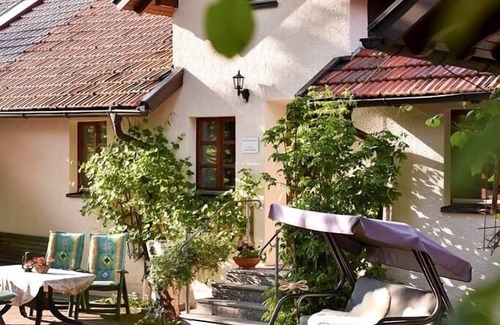 Traitsching Apartment | Neurenovierte FeWo (70qm) mit Terrasse und 2 Schlafzimmern