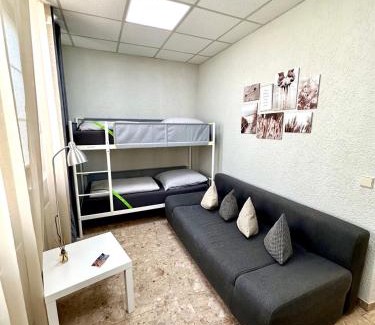 Freiberg am Neckar Apartment | Neuwertiges Apartment mit schnellem WLAN, Glasfaser, Kostenlose Privatparkplatz auch für Transporter geeignet R2