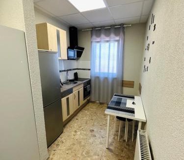 Freiberg am Neckar Apartment | Neuwertiges Apartment mit schnellem WLAN, Glasfaser, Kostenlose Privatparkplatz auch für Transporter geeignet R2