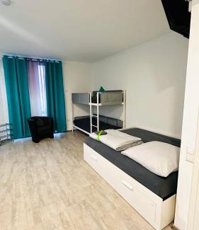 Freiberg am Neckar Apartment | Neuwertiges Apartment mit schnellem WLAN, Netflix, Glasfaser, Kostenlose Privatparkplatz auch für Transporter geeignet R25