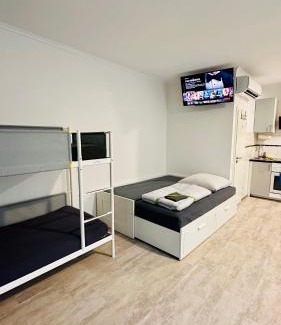 Freiberg am Neckar Apartment | Neuwertiges Apartment mit schnellem WLAN, Netflix, Glasfaser, Kostenlose Privatparkplatz auch für Transporter geeignet R25